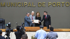 Jadir Camargo Lemos (e) recebe diploma em nome do Crefito