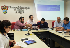 Votação e discussão de pareceres. Na foto, da esq.: vereadores Clàudio Janta, Ricardo Gomes (presidente), Cássio Trogildo, Reginaldo Pujol e Mendes Ribeiro.