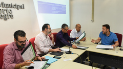 Votação e discussão de pareceres. Na foto, da esq.: vereadores Clàudio Janta, Ricardo Gomes (presidente), Cássio Trogildo, Reginaldo Pujol e Mendes Ribeiro.