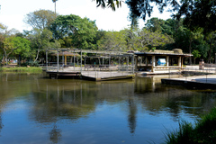 O Café do Lago, no centro do parque, está desativado