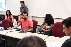 Reunião sobre eleições para direção das escolas municipais. Na foto, representante da Atempa, Marcus Viana, ao microfone