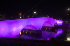 Ponte dos Açorianos iluminada na cor da campanha Outubro Rosa