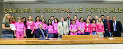Servidoras vestiram cor-de-rosa no plenário neste mês