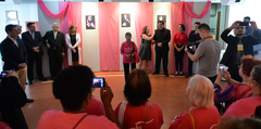 Vereadores participam de abertura da exposição Lenços da Esperança sobre Outubro Rosa no T Cultural.