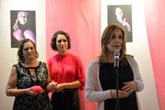 Vereadores participam de abertura da exposição Lenços da Esperança sobre Outubro Rosa no T Cultural. Na foto, presidente da Câmara Mônica Leal.
