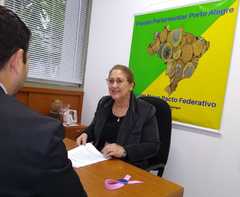 Vereadora Lourdes despachando na Câmara