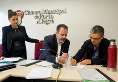 Comissão debate o projeto de reforma do Regimento. Na foto, os vereadores Ricardo Gomes e Cássio Trogildo.