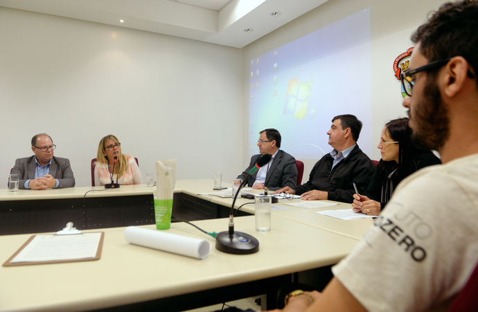 Comissão discute a implantação de novas atitudes frente a política do descarte e recolhimento de resíduos. Com a fala, Alessandra Pires, representando a SMAMS.