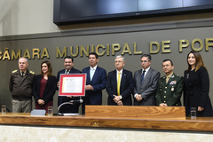 Professor Wambert e Carlos Duro exibem diploma da homenagem