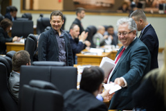 Movimentação de plenário. Na foto, os vereadores Mauro Zacher (E) e Adeli Sell (D) 