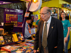 Vereador Reginaldo Pujol (DEM) percorreu bancas no primeiro dia da Feira do Livro