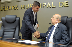 Aurélio com o vereador Reginaldo Pujol, que presidiu os trabalhos da sessão nesta segunda-feira