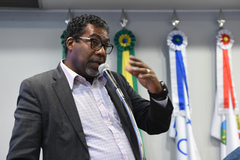 Discute organização do carnaval de blocos de Porto Alegre. Ao microfone, presidente da Liga dos Blocos, Otávio Pereira.