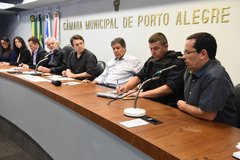 Discute organização do carnaval de blocos de Porto Alegre. Ao microfone, secretário adjunto da Cultura, Giovani Tubino.