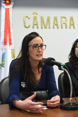 Discute organização do carnaval de blocos de Porto Alegre. Ao microfone, representante do Escritório de Eventos de Porto Alegre, Natália Medeiros.