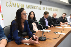 Discute organização do carnaval de blocos de Porto Alegre. Ao microfone, representante do Escritório de Eventos de Porto Alegre, Natália Medeiros.