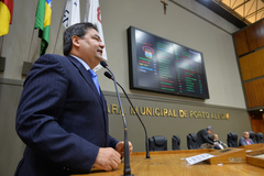 Vereador Professor Wambert na tribuna do Plenário Otávio Rocha 