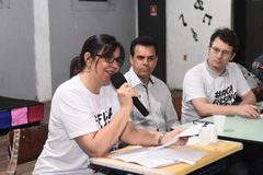 Comissão faz debate sobre a continuidade do Ensino Médio na Escola Emílio Meyer, na sede da Amavtron. Na foto, ao microfone, a diretora da escola