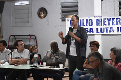 Comissão faz debate sobre a continuidade do Ensino Médio na Escola Emílio Meyer, na sede da Amavtron. Na foto, ao microfone, vereador Marcelo Sgarbossa