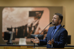 Vereador Mendes Ribeiro na tribuna do Plenário Otávio Rocha