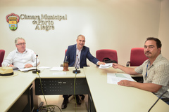 Comissão Especial de Prédios Abandonados debate a renovação do 4º Distrito. Na foto, vereadores Luciano Marcantônio e Adeli Sell com Guilherme Castanheira, da Smams