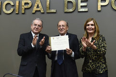 Vereadores Idenir Cecchim e Mônica Leal com Ildo Gava, presidente da entidade homenageada