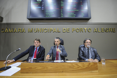 O presidente do Crefito 5, Fernando Prati (d), no Plenário Otávio Rocha