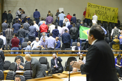 Taxistas marcam presença nas galerias do lado esquerdo do plenário