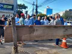 Presidente Reginaldo Pujol (DEM) participa da vistoria das obras na rua Anita Garibaldi no início deste ano