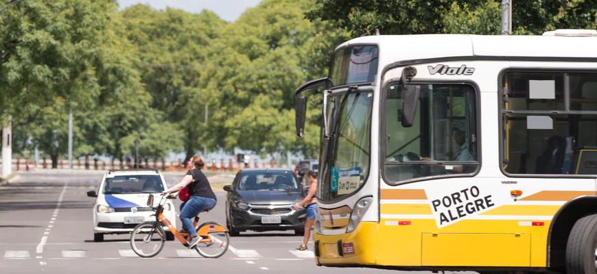 Projeto prevê que a instalação de bike racks nos ônibus deverá ser de, no mínimo, 10% da frota por ano