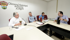 Comissão se reúne para a organização dos trabalhos de 2020. Compondo a mesa, os vereadores: Adeli Sell, Cassio Trogildo, Mendes Ribeiro e Ricardo Gomes.