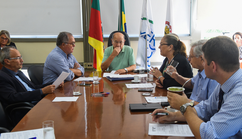 Presidente Reginaldo Pujol coordena a reunião de Mesa Diretora.