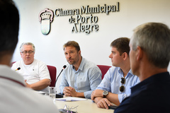 Votação de pareceres. Na foto, da esq.: vereadores Adeli Sell, Mendes Ribeiro, Márcio Bins Ely, Mauro Pinheiro.