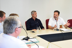 Votação de pareceres. Na foto, da esq.: vereadores Mauro Pinheiro e Ricardo Gomes