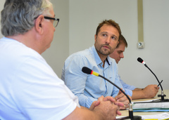Votação de pareceres. Na foto, da esq.: vereadores Adeli Sell, Mendes Ribeiro, Márcio Bins Ely.