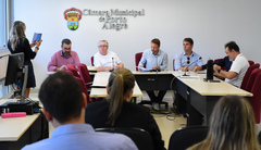 Votação de pareceres. Na foto, da esq.: vereadores Clàudio Janta, Adeli Sell, Mendes Ribeiro, Márcio Bins Ely, Mauro Pinheiro e Ricardo Gomes