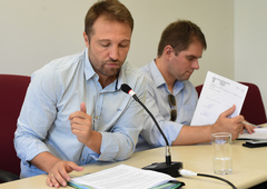 Votação de pareceres. Na foto, da esq.: vereadores Mendes Ribeiro e Márcio Bins Ely