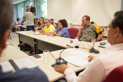 Reunião para tratar da realização do carnaval o ficial e carnaval de rua de Porto Alegre. Ao microfone, Giovani Tubino, Adjunto da Secretaria Municipal de Cultura.