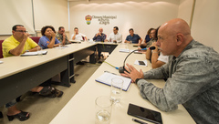 Reunião para tratar da realização do carnaval o ficial e carnaval de rua de Porto Alegre. Ao microfone, Omar Ferri Jr., (Adj. DMLU)