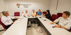 Comissão se reúne para apreciação de pareceres e aprovação de redações finais. Na foto, os vereadores: Mauro Pinheiro, Adeli Sell, Cassio Trogildo, Mendes Ribeiro, Fernanda Jardim e Márcio Bins Ely.