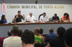 Esclarecimentos sobre o Carnaval de Rua de Porto Alegre 2020. Ao microfone, secretário municipal de Cultura, Luciano Alabarse.
