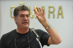 Esclarecimentos sobre o Carnaval de Rua de Porto Alegre 2020. Ao microfone, secretário municipal de Cultura, Luciano Alabarse.