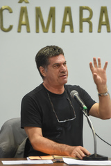 Esclarecimentos sobre o Carnaval de Rua de Porto Alegre 2020. Ao microfone, secretário municipal de Cultura, Luciano Alabarse.