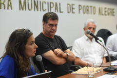 Esclarecimentos sobre o Carnaval de Rua de Porto Alegre 2020. Ao microfone, chefe de gabinete da Secretaria de Relações Institucionais de Porto Alegre,Luciane Martins.