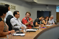 Discute posse dos diretores eleitos das EMEFs e EMEIs de Porto Alegre. Ao microfone, vereador Prof Alex Fraga.