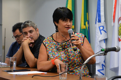 Discute posse dos diretores eleitos das EMEFs e EMEIs de Porto Alegre. Ao microfone, coordenadora da SMED, Célia Trevisan.