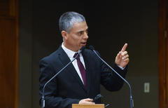 Movimentação de plenário. Na foto, vereador Cassio Trogildo discursa na tribuna. Retrato.