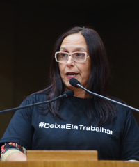 Movimentação de plenário. Na foto, vereadora Claudia Araujo discursa na tribuna. Retrato.