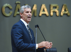 Movimentação de plenário. Na foto, vereador Mauro Pinheiro discursa na tribuna. Retrato.