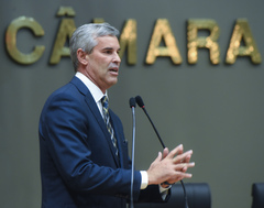 Movimentação de plenário. Na foto, vereador Mauro Pinheiro discursa na tribuna. Retrato.